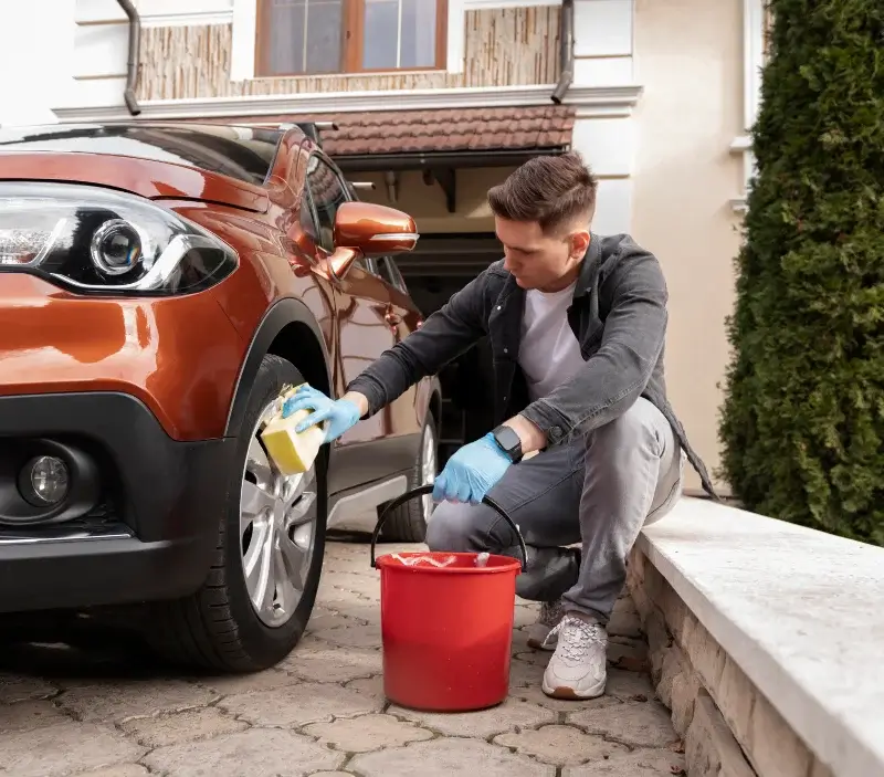 Lavage auto à domicile Cublize : professionnel intervenant sur un véhicule